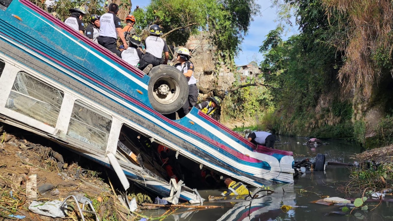 Un autobús cae a un barranco debajo del puente Belice en la ciudad de Guatemala. Foto: CVB