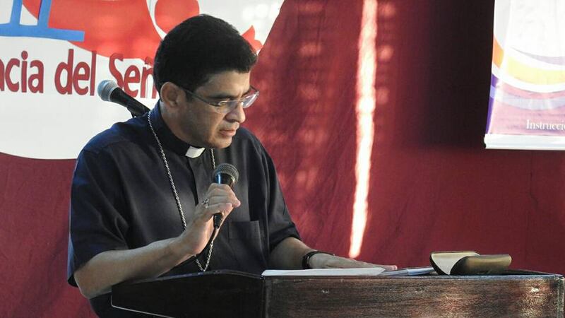 Policía de Nicaragua se lleva al obispo Rolando Álvarez, crítico de Daniel Ortega