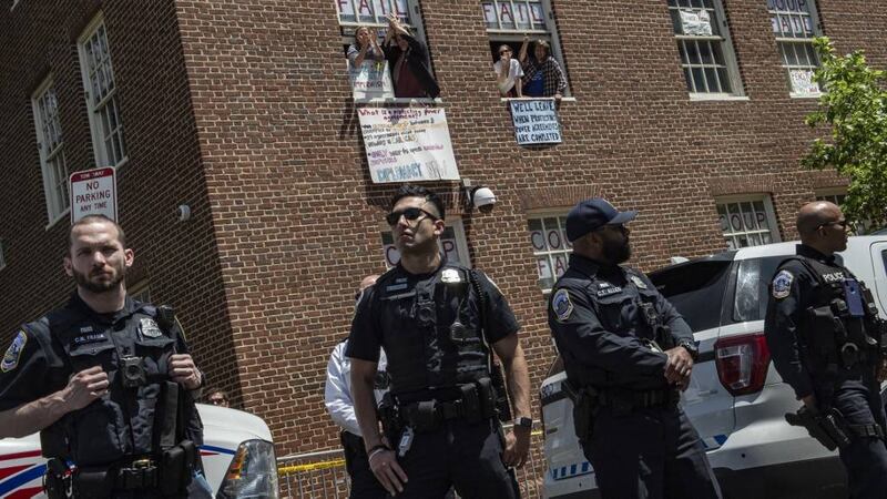 Policía desaloja a activistas de la embajada de Venezuela en EE. UU.