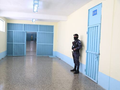 Arévalo defiende cárcel en Izabal y asegura que trabajan con las comunidades