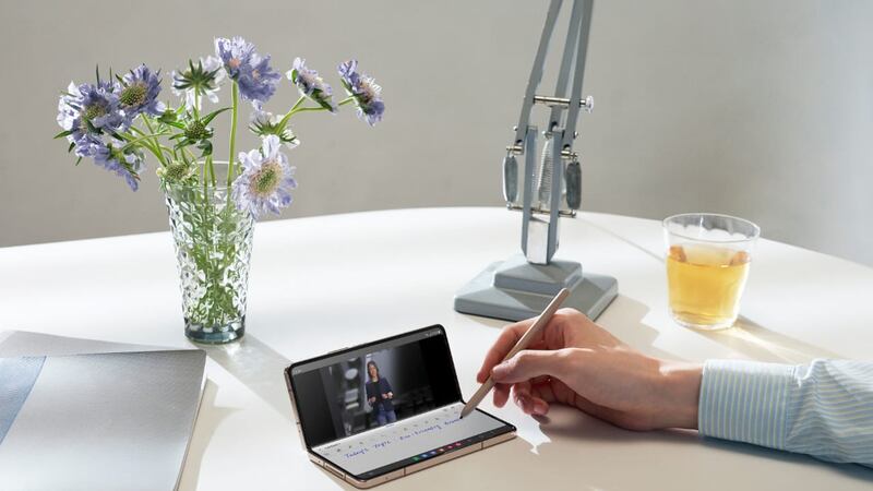 Samsung presenta sus nuevos teléfonos plegables de cuarta generación y otros dispositivos