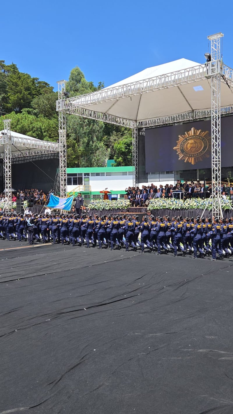Graduación de más de 3 mil nuevos policías en el estadio Cementos Progreso. Foto: Stanley Herrarte