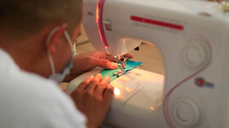 Jóvenes en conflicto con la ley elaboran mascarillas para apoyar la lucha contra el coronavirus