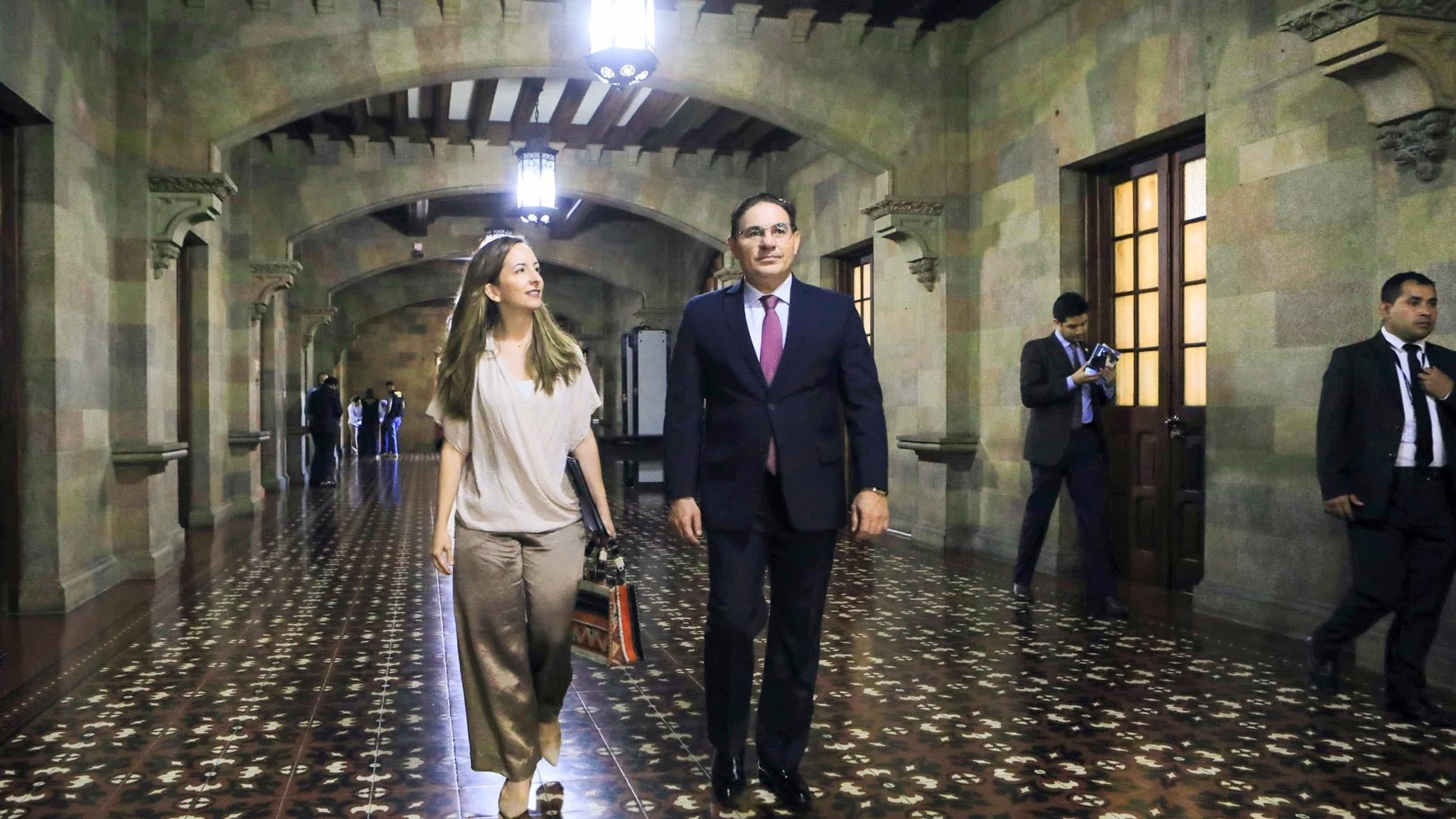 La embajadora británica en Guatemala, Juliana Correa, durante un recorrido en la sede de Gobernación junto con el ministro Marco Villeda.