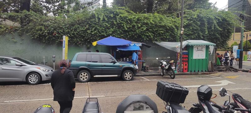 Don Víctor Rosales, que tiene 15 años de vender shucos frente al centro comercial Próceres. Foto: Publinews