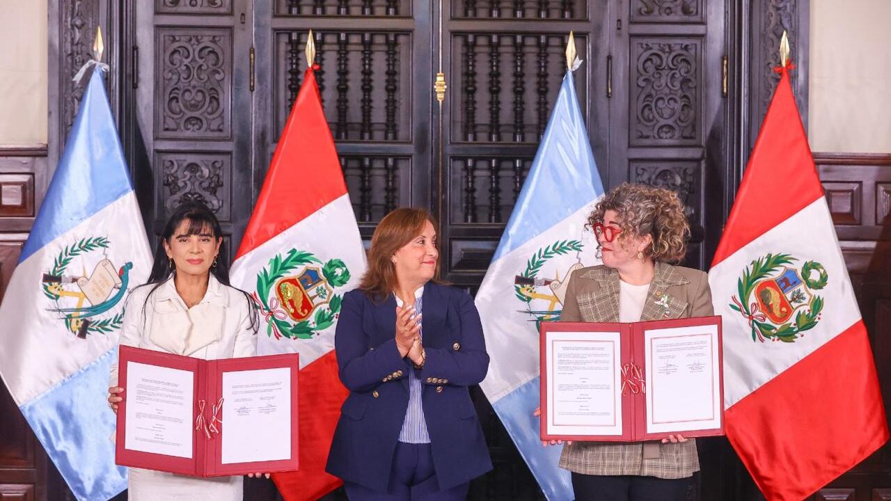 El documento se firmó en Lima durante un acto que dirigió la presidenta de Perú, Dina Boluarte. Por Guatemala fue suscrito por Gabriela García, ministra de Economía, quien destacó la importancia del convenio; por Perú, fue Úrsula Desilú León, ministra, de Comercio Exterior y Turismo.