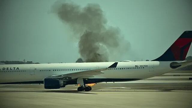 VIDEO. Pánico y miedo en un vuelo de Delta Air Lines por incendio en un motor del avión con destino a Toronto