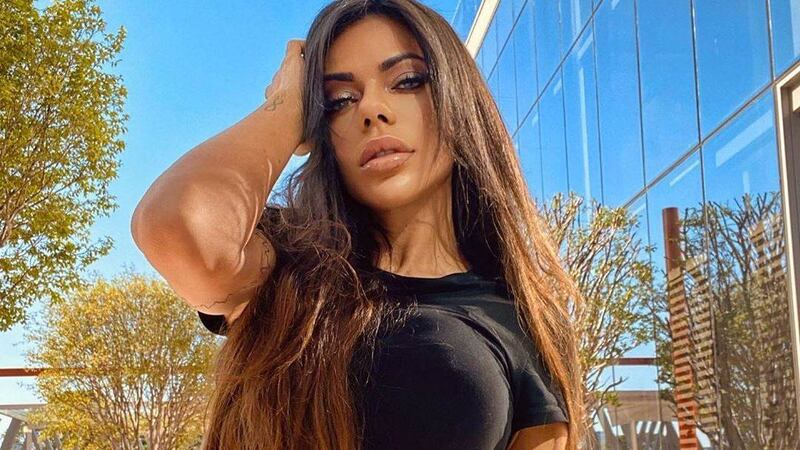 Suzy Cortez demuestra sus dotes para el billar con una diminuta tanga