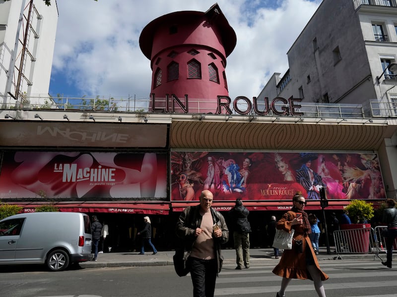¿Por qué se cayeron las aspas del famoso cabaret Moulin Rouge? Estas son las hipótesis