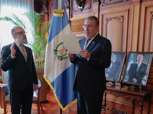 Bernardo Arévalo juramenta a Luis Méndez Salinas como nuevo ministro de Cultura y Deportes
