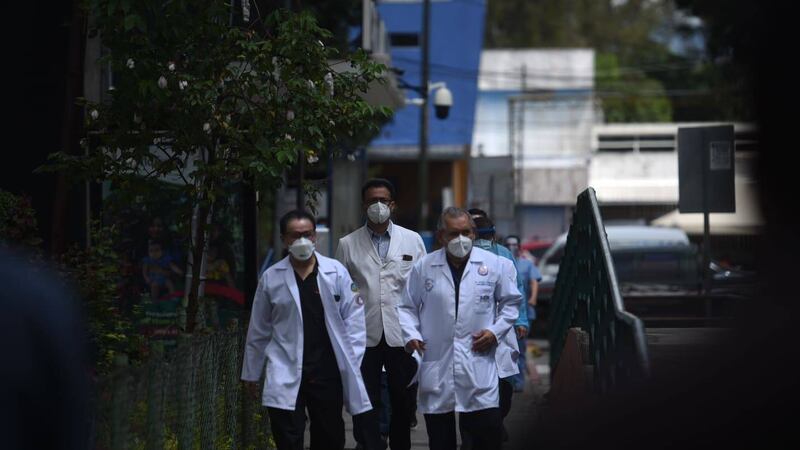 Crisis por Covid-19 se agrava en el Roosevelt; ahora sin trajes de protección