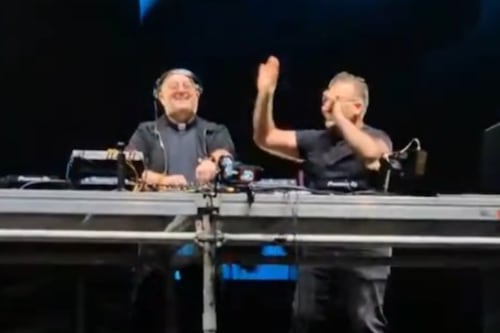 VIDEO. DJ padre Guilherme junto a Francisco Páez y así fue el momento en el escenario
