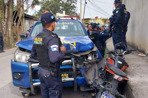 Capturan a dos presuntos robamotos tras persecución en Chinautla