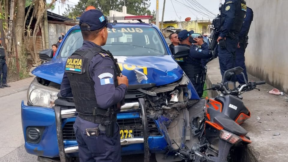 Operativo en Chinautla deja dos capturados y una moto recuperada. Foto: PNC