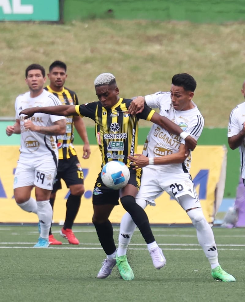 Aurora se llevó la victoria 0-2 ante Comunicaciones. Foto: DCA