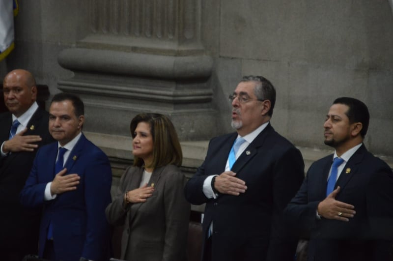 El gobernante junto con la vicepresidenta, Karin Herrera.