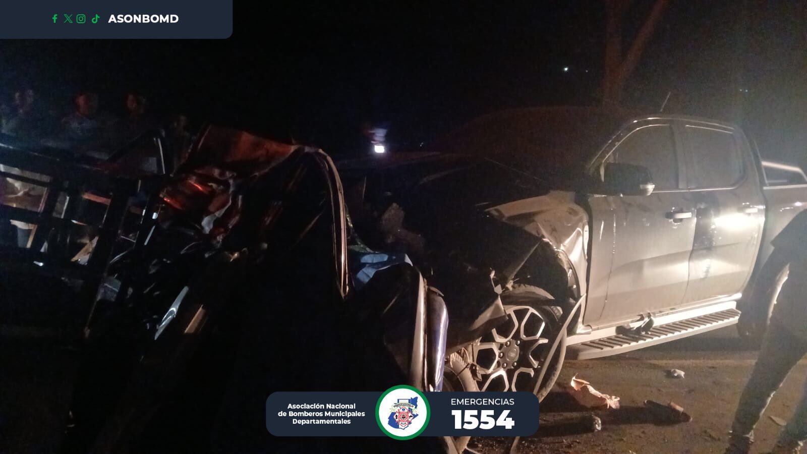 Accidente de tránsito deja tres fallecidos y varios heridos.