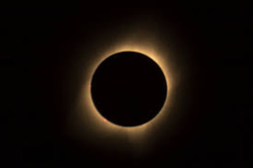 ¿Cuándo y a qué hora será visible el primer eclipse solar de 2026?