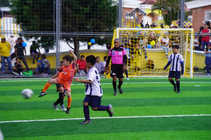 El polideportivo ahora cuenta con grama sintética, nuevos baños, vestidores y locales comerciales. Foto: Cortesía