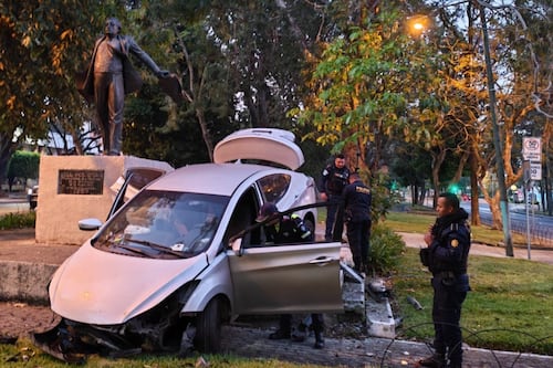 Carro queda empotrado en monumento de la Avenida Reforma