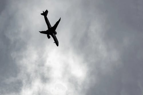 ¡La historia se repite! Muere famoso cantante durante un vuelo en avión