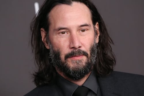 VIDEO. Keanu Reeves escapa de su esposa de mentiras