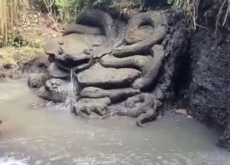 Las rocas misteriosas que asombran en una cascada de Indonesia