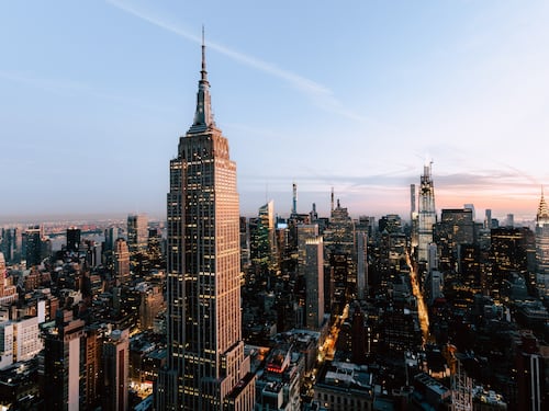 Dos temerarios subieron hasta la cima de un edificio de 30 pisos en Manhattan para tomarse una selfie