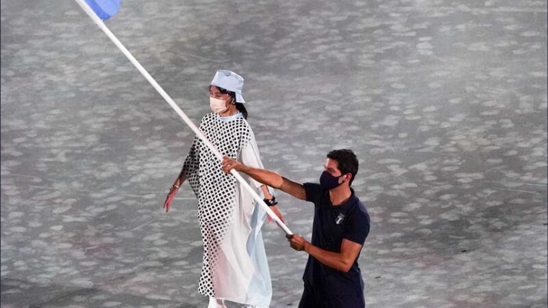 Charles Fernández portó la bandera de Guatemala en la ceremonia de clausura de Tokio 2020