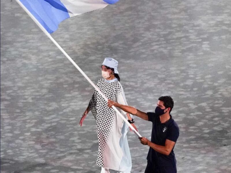 Charles Fernández portó la bandera de Guatemala en la ceremonia de clausura de Tokio 2020