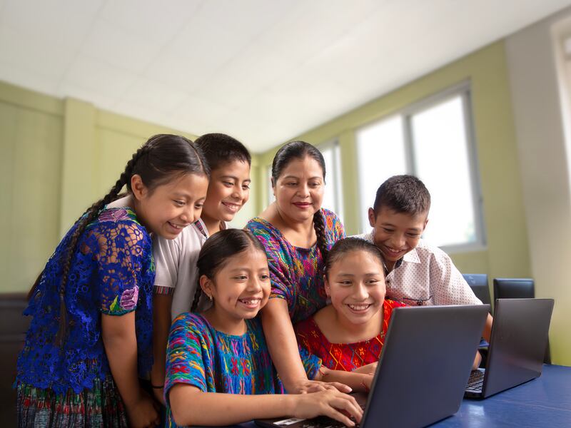 BAM y Funsepa impulsan la tecnología en Santa Cruz Verapaz y lo convierten en el primer Municipio Digital de la región
