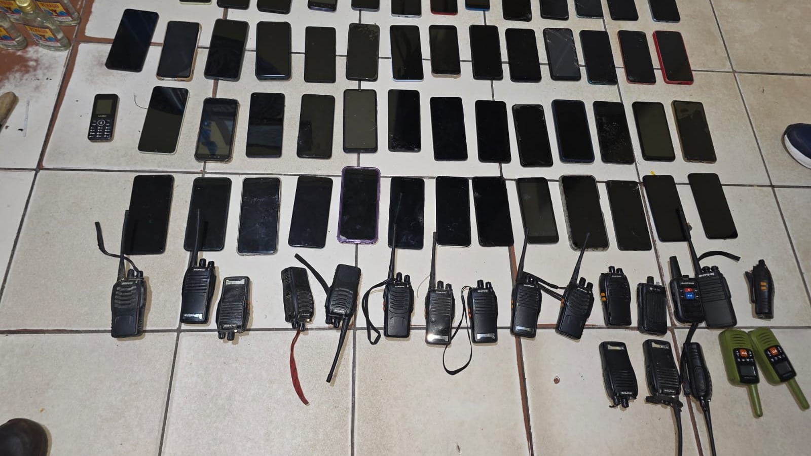 Celulares incautados en Puerto Barrios.