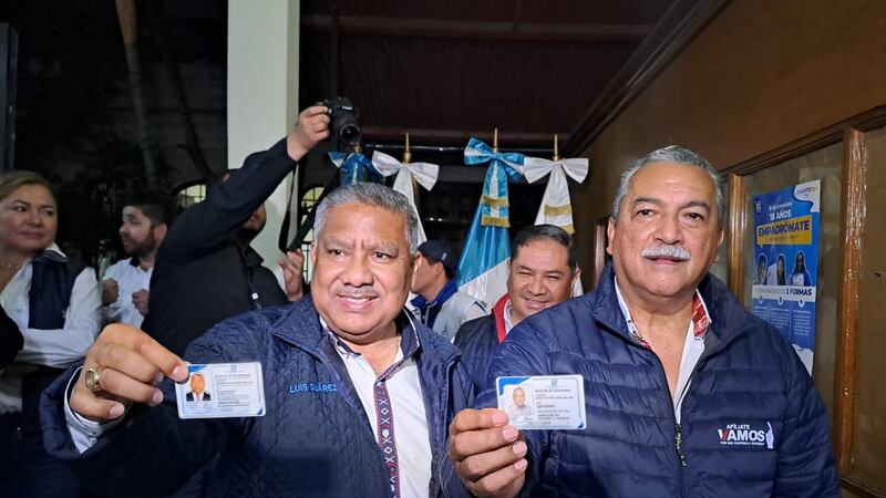 Manuel Conde Orellana y Luis Suárez reciben credenciales del TSE
