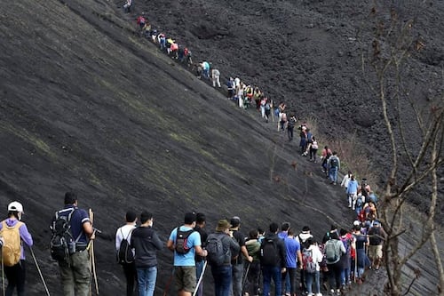 Tormenta sorprende a turistas en el volcán de Pacaya