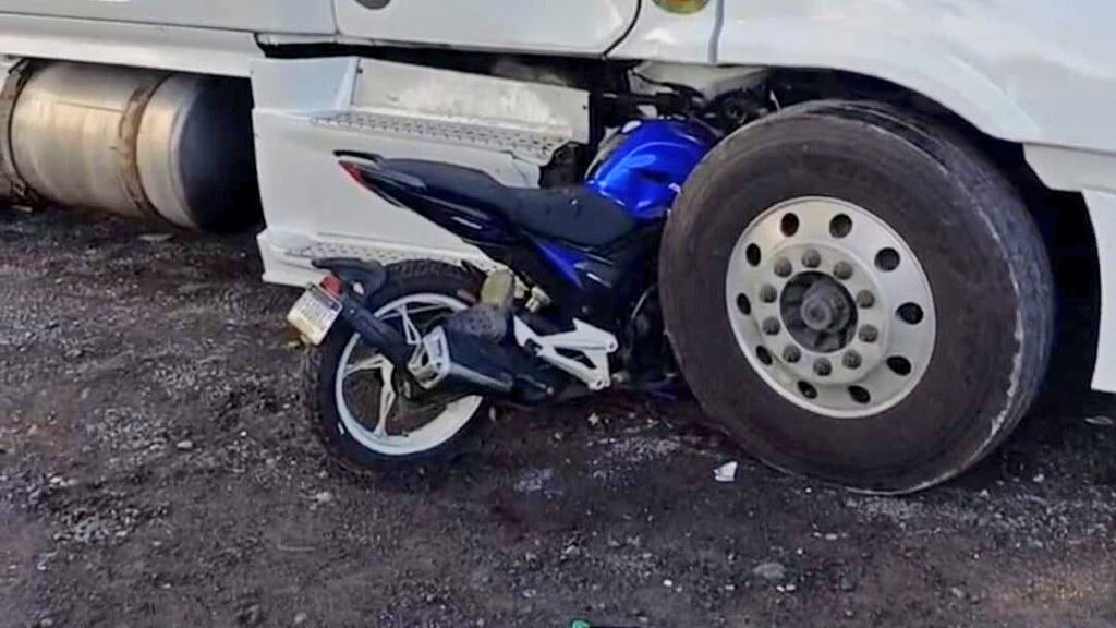 Motorista colisiona con tráiler.