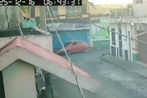 VIDEO. Carro “rebota” contra una farmacia en Mazatenango
