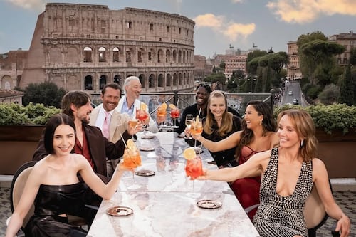 Actor de Emily en París, detenido por presunto tráfico de drogas