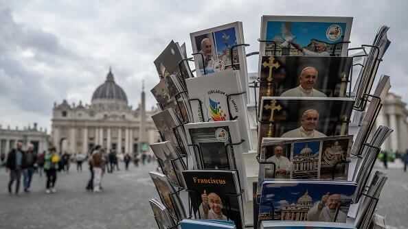 Rezan por la salud del Papa Francisco.