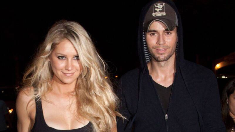 Anna Kournikova luce tremendo escote hasta la cintura y fans critican su delgadez