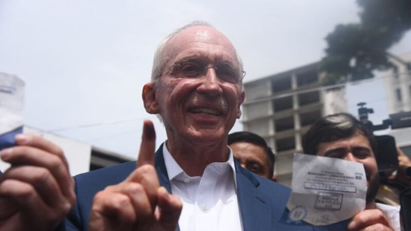 Edmond Mulet, en compañía de su familia, emite su voto en zona 10