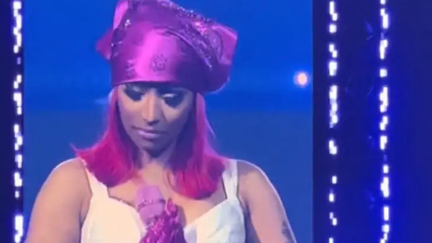 Imitó el acento británico