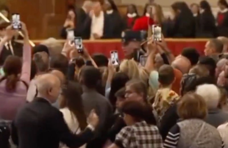 Selfies frente al féretro del Papa Francisco están generando una ola de indignación mundial. ¿Dónde quedó el respeto?