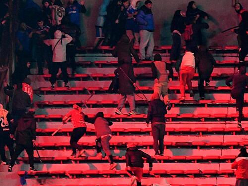 Imágenes sensibles: Barra de Independiente golpea a seguidores de la U de Chile