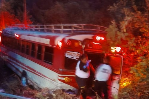 Autobús cae a hondonada en Villa Canales