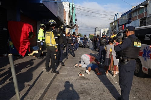 VIDEO. Familiares de víctimas de ataque armado en zona 1 arremeten contra labor periodística