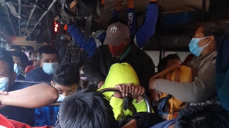 FOTOS | Sancionan a pilotos por saturar de pasajeros los buses