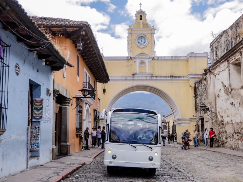 La movilidad sostenible llega a La Antigua Guatemala con la implementación de buses ecológicos