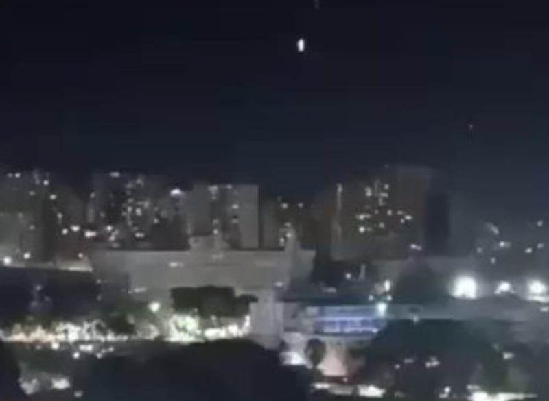 Un video muestra disparos y fuego antiaéreo iluminando los cielos de Caracas, Venezuela.
