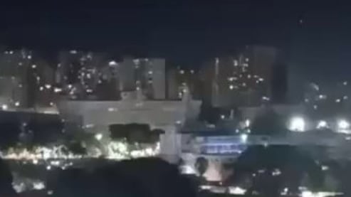 Un video muestra disparos y fuego antiaéreo iluminando los cielos de Caracas, Venezuela.