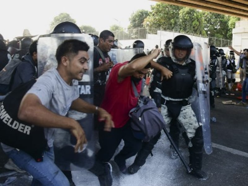 VIDEOS: Con piedras y palos, migrantes se enfrentan a policías en Chiapas